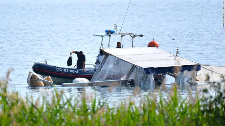 イタリア当局が転覆・沈没したボートを調べる様子/Puricelli/EPA-EFE/Shutterstock